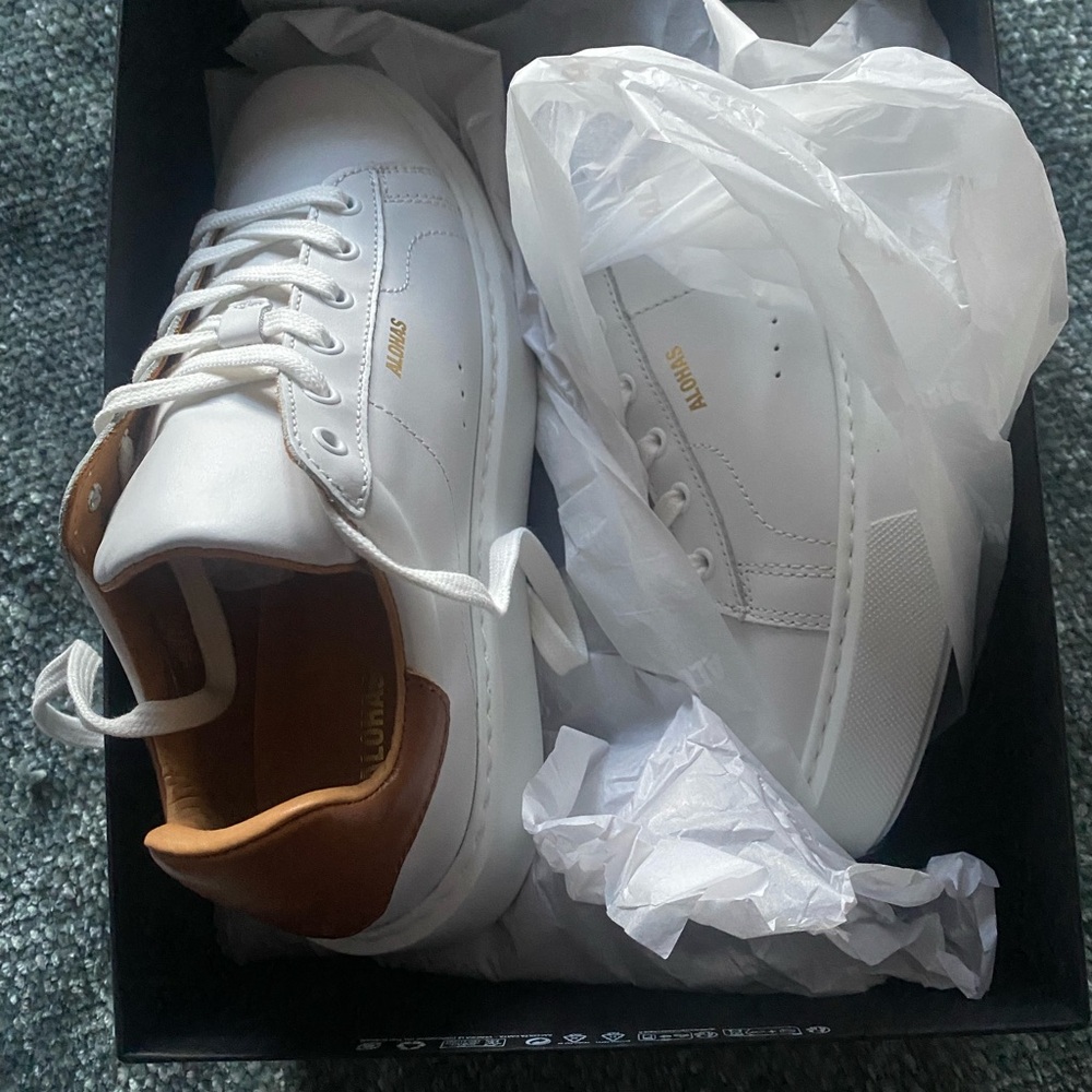 New ALOHAS White and tan never worn with box.